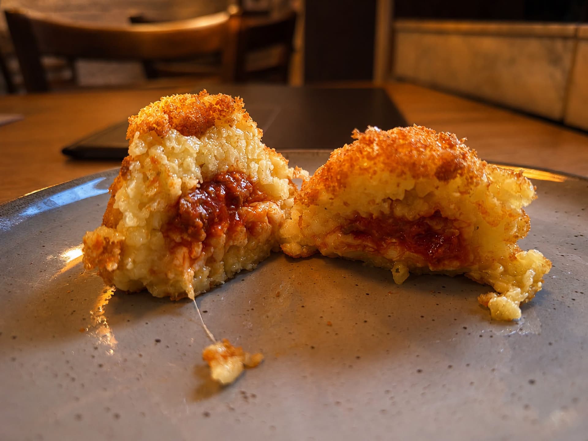 Knusprige Arancini mit Ragù und Mozzarella