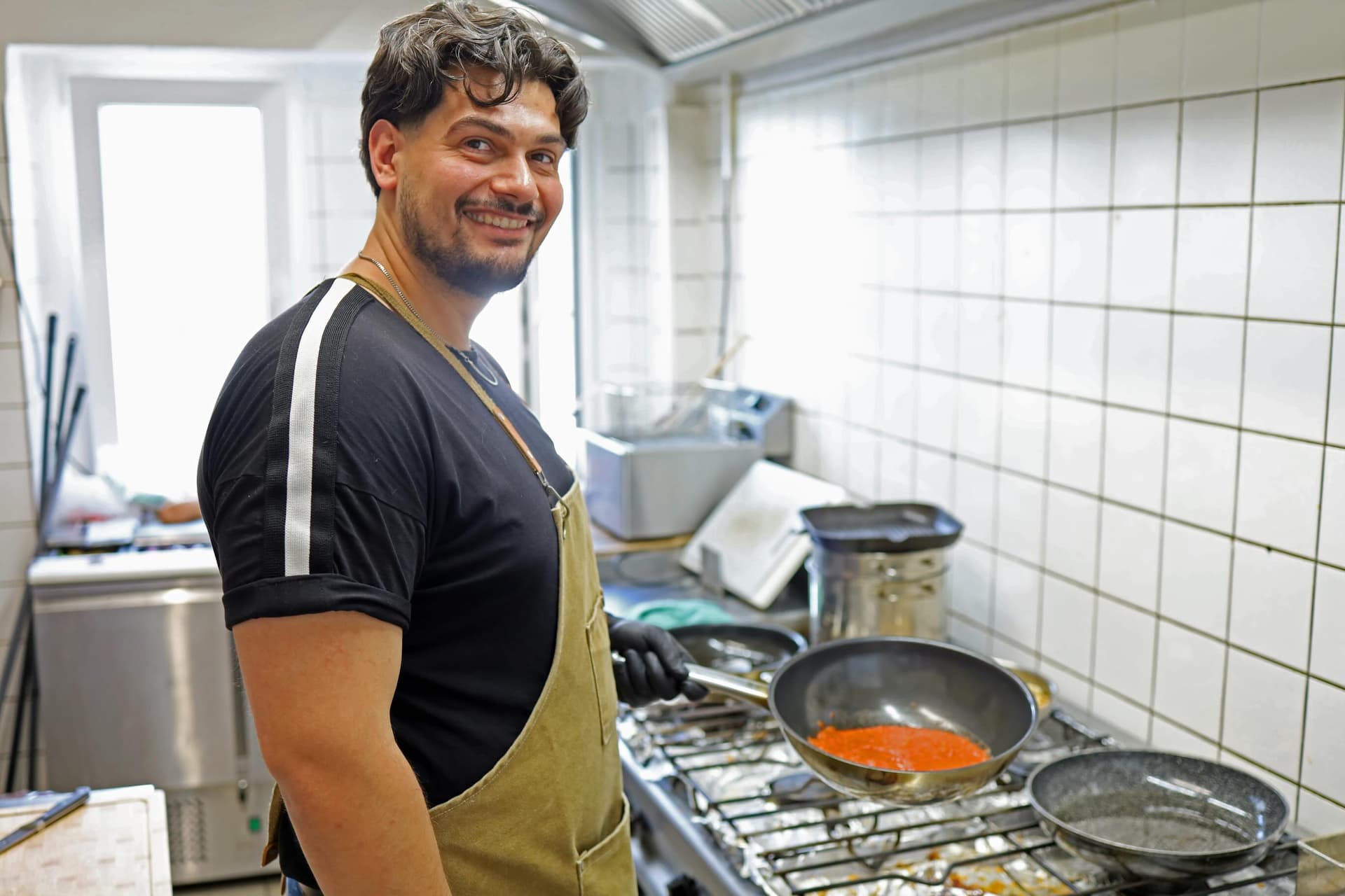 Küchenchef von Sale & Ulivo bei der Zubereitung