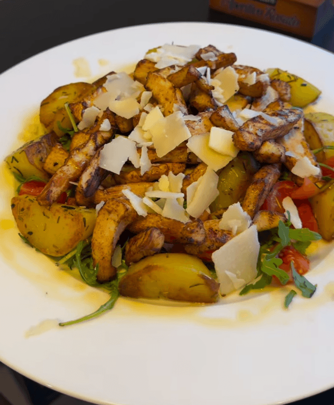 Mediterranes Gericht mit Kartoffeln, Gemüse und Käse