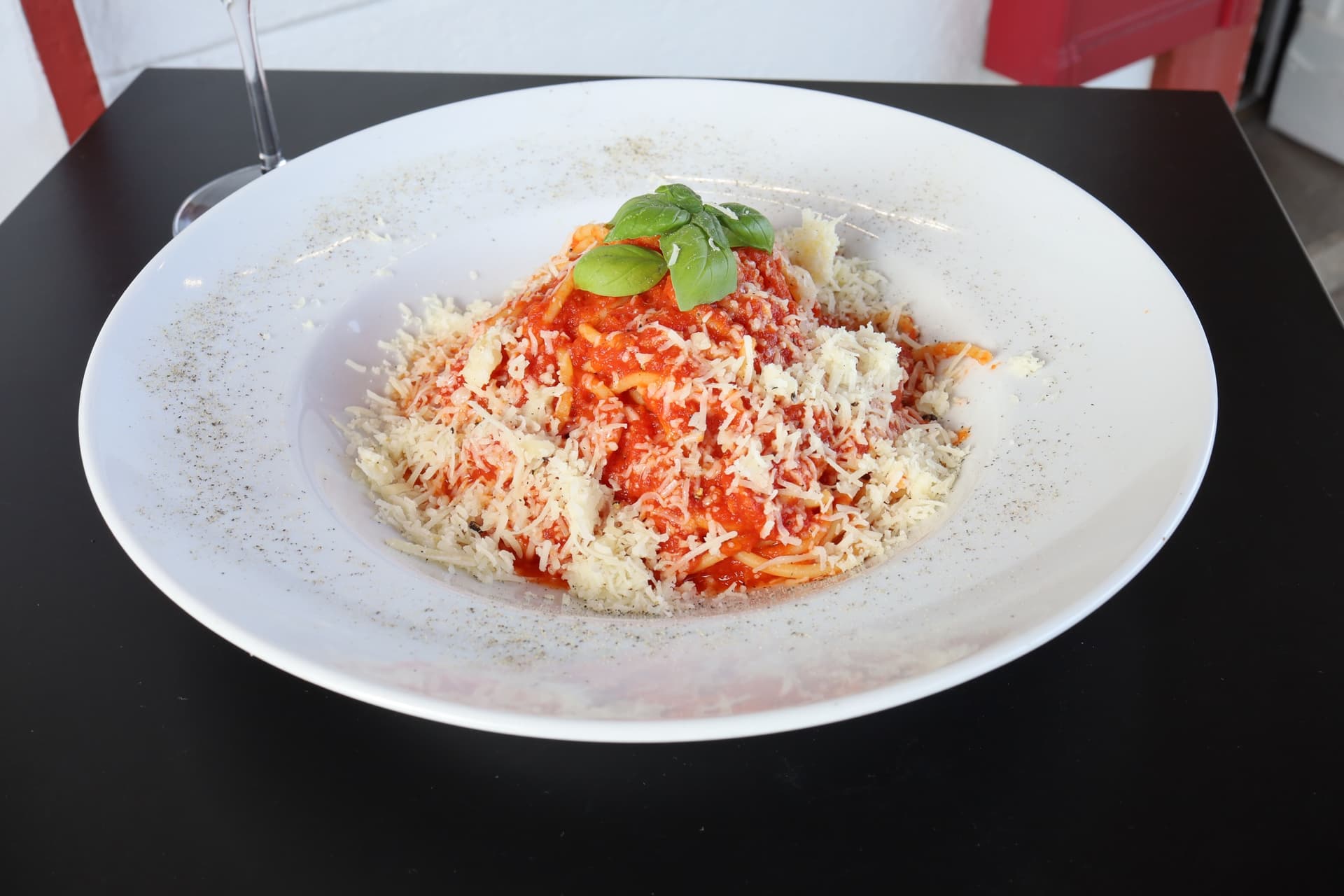 Pasta al Pomodoro mit Basilikum und Käse