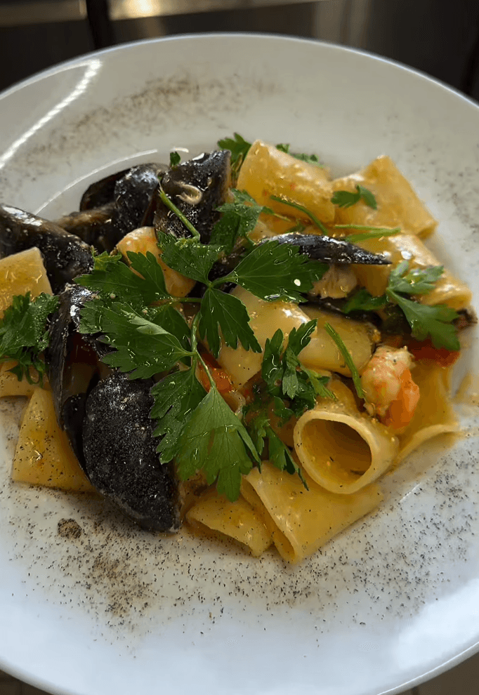 Pasta mit Meeresfrüchten und frischer Petersilie