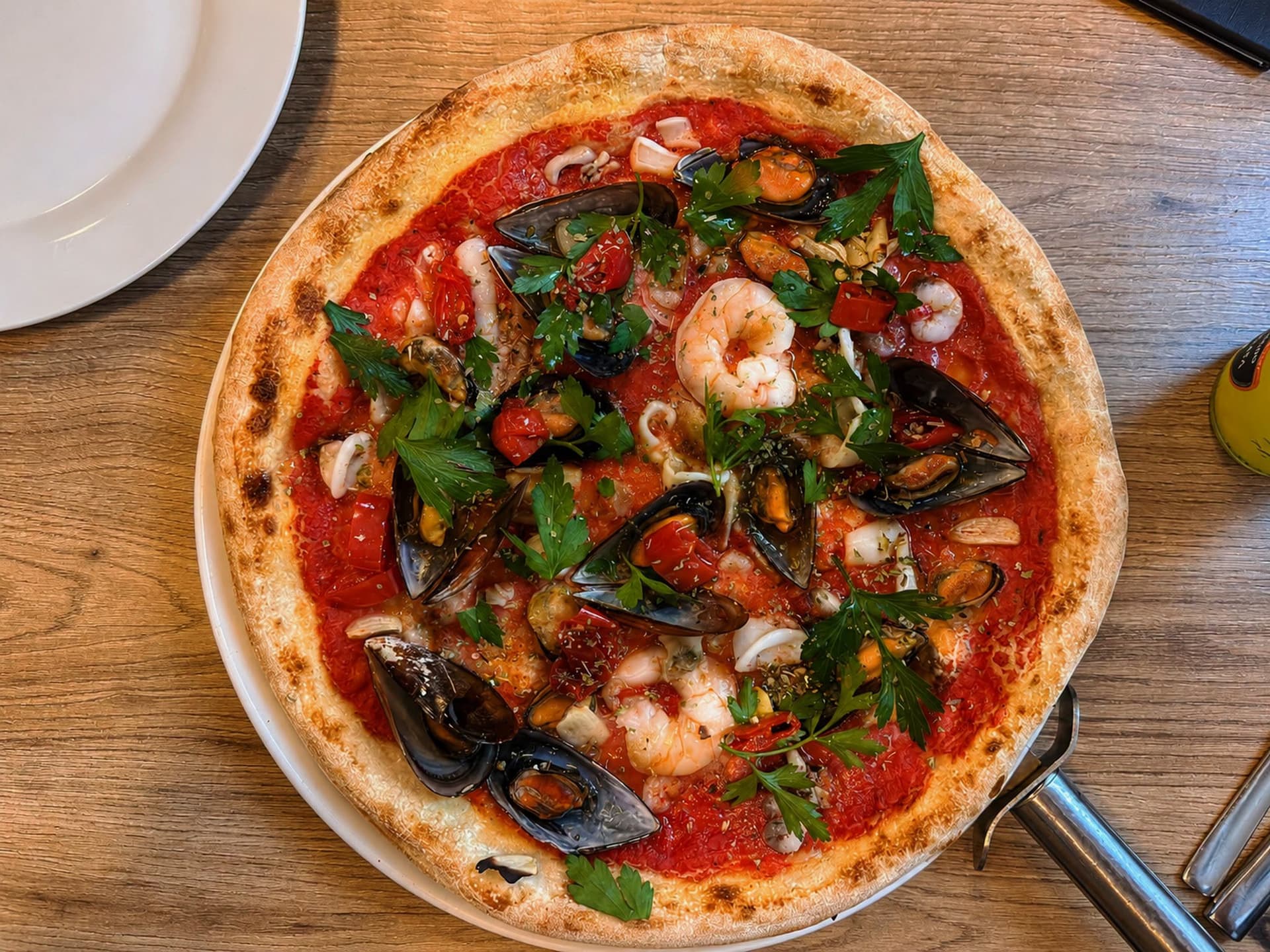 Knusprige Pizza mit Meeresfrüchten