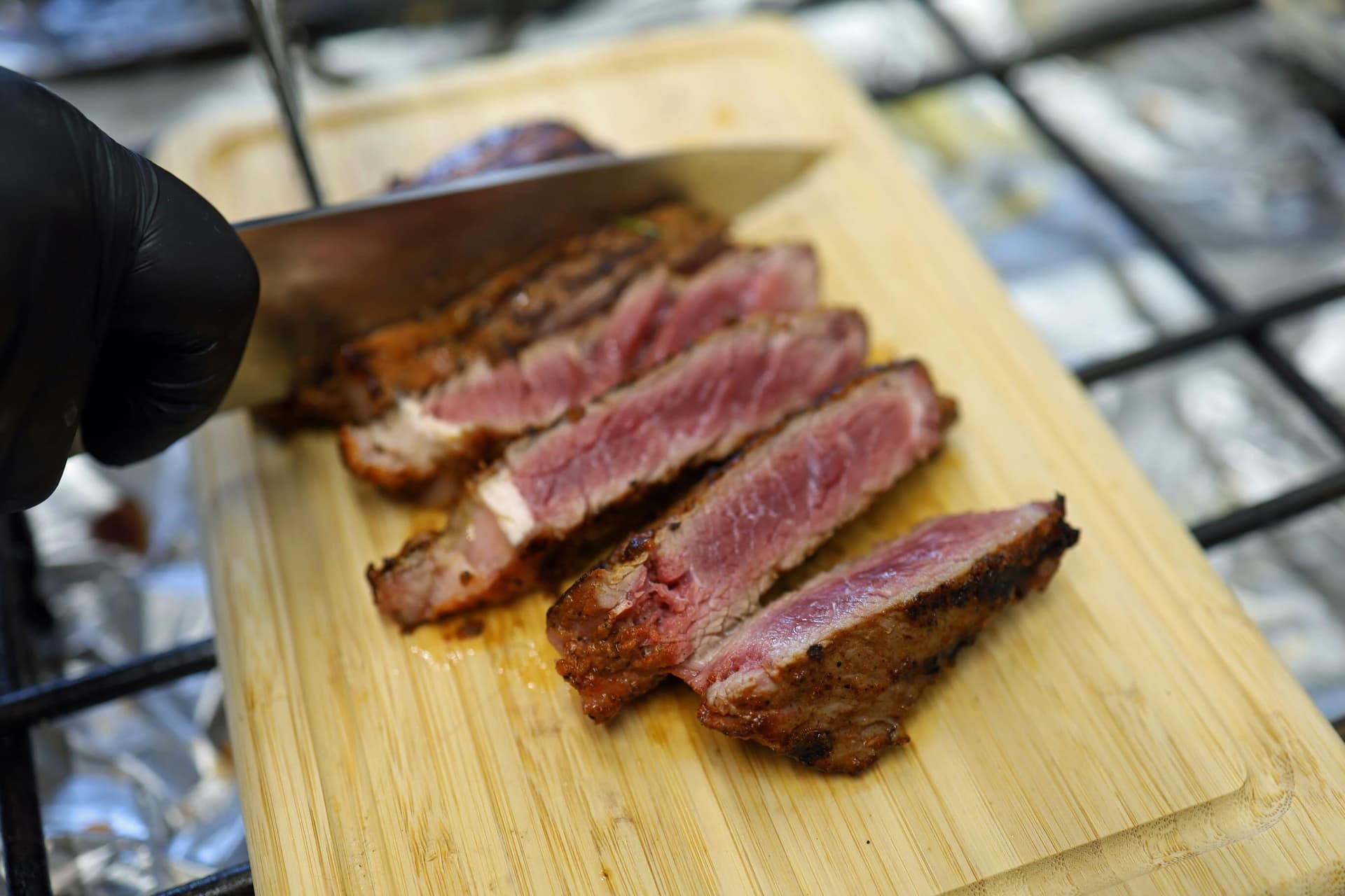 Frisch aufgeschnittenes Steak in der Küche