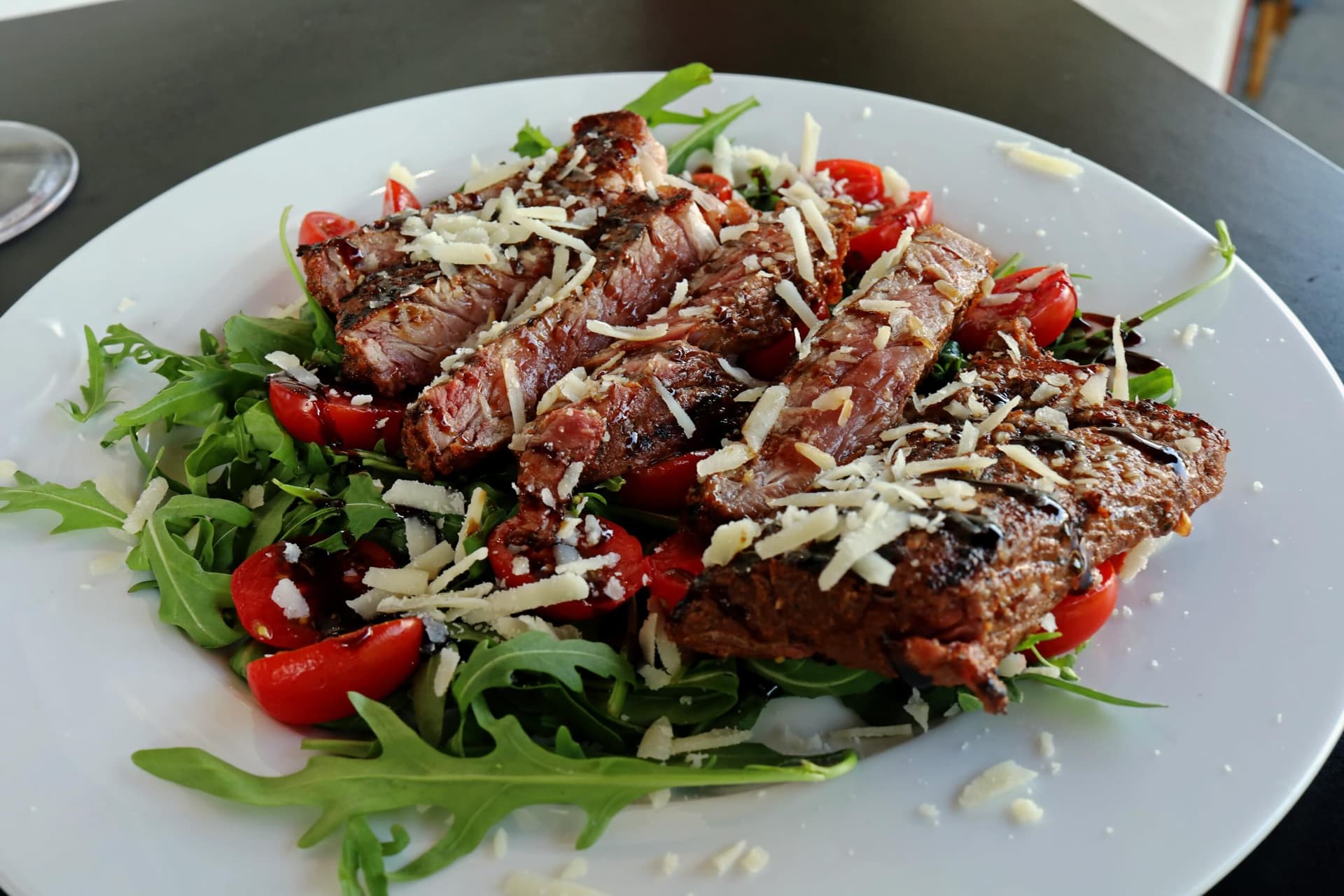 Tagliata auf Rucola mit Tomaten und Käse